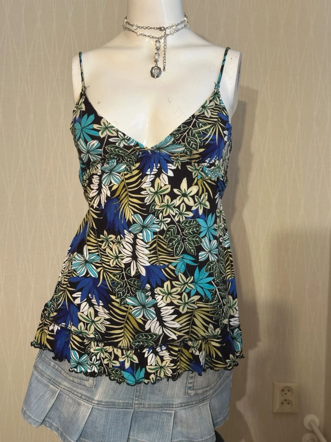 Blommig linnetopp med volangkant