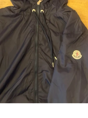 Moncler Windbreaker - Söljer min moncler jacka! Storlek L passar medium