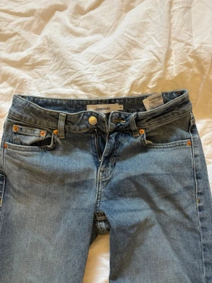 Blå raka jeans från Junkyard - Säljer ett par klassiska blå jeans från Junkyard med lågmidja i storlek xs🤗💕.