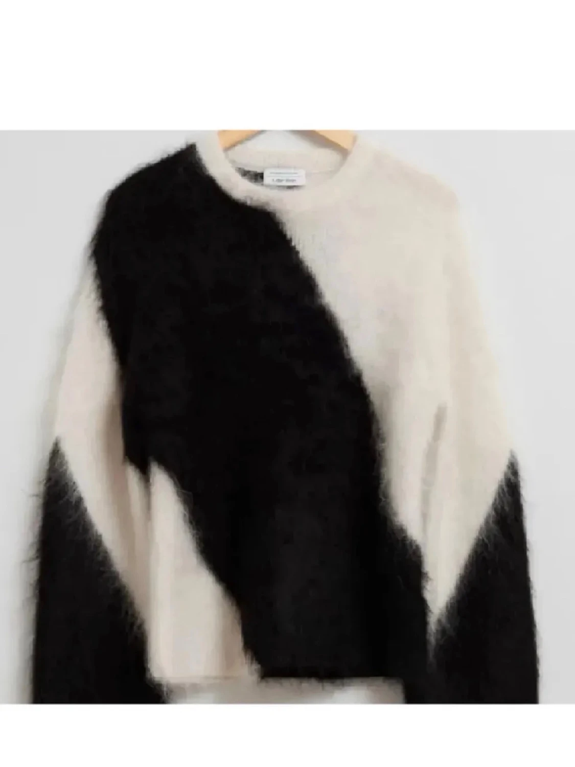 Svartvit fluffig stickad tröja