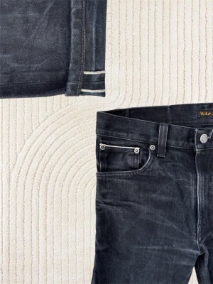 *SELVAGE* NUDIE LEAN DEAN - Ett par Nudie selvage jeans med en snygg tvätt som kommer bli ännu fetare med tiden! Slim fit. Det står W31 inuti men passar W29. Hör av dig vid frågor! Mått: Ytterbenslängd - 97 cm, Midja - 42 cm, Bensöppning - 16 cm