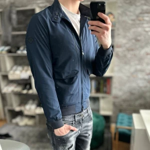 J.lindeberg jacka - Mycket bra skick, inga defekter! Passar dig som är mellan 175-185cm ungefär. Nypris ca 3000kr. Modellen är 185 cm, 75kg. Passar bra nu till våren! Skriv för mer information!🤝