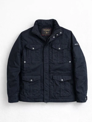 Woolrich Fieldjacket navy - Väldigt eftraktad Woolrich jacka i färgen marinblå! Fint skick, inga defekter. Storlek L, modellen är ca 182. Kontakta mig för fler frågor och funderingar! Perfekta vårjackan!