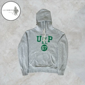 Polo Ralph Lauren hoodie M - Polo Ralph Lauren hoodie i storlek M. Skicket är 8.5/10 inga defekter. Utrustad med QR-kod för äkthetsverifikation. Slutsåld i butik och svår att få tag på idag. Hör av dig för mått! ~ Nypris cirka 2 500 kr | Vårt pris 799 kr. Alla följare får rabatt, så följ!