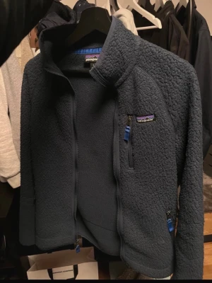 Patagonia Fleece - Tja! Säljer denna Patagonia fleece jackan då den ej kommer till användning. Nyskick utom en defekt på högra armen som man dock inte lägger märke till vid användning. Nypris 1599 kr
