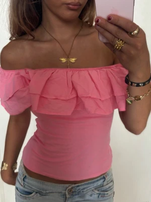 Offshoulder rosa volangtopp  - Så söt rosa Offshoulder volangtopp! Jag är 168 och det är mina bilder, köp via köp nu direkt eller Swish, kvar tills markerad som såld 💖 