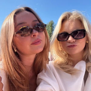 ÄKTA MIUMIU solglasögon INTRESSEKOLL - Intressekoll på mina ganska nya miumiu glasögon. Så himla fina till sommaren och är knappt använda av mig. Säljer då det inte är min stil längre. Äkta!!  Den är i färg camel beige lenses. Pris kan diskuteras 