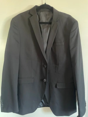 Kostym  - Perfekt för student, skriv för frågor!