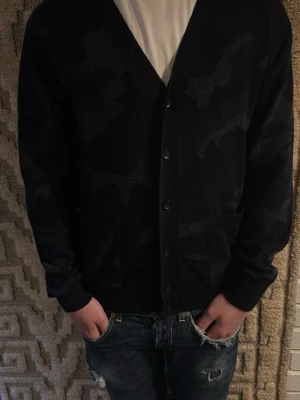 Valentino cardigan  - Säljer denna extremt unika och ovanliga tröjan från Valentino. Köpte den i en butik i Hamburg för 3500kr. Nypris cirka 10000kr. Själv klart äkta. Skriv vid funderingar. Kan gå ner i pris. MVH KS Collective 