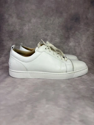 Äkta Christian Louboutin Skor - Stl 45 - Riktig snygga Christian Louboutin skor i färgen vit! | Myclet bra skick: 9/10, se bilder 🙌, nytvättade | Stl: 45 | De har blivit äktighetsveriferade av Traderas experter, därav 100% äkta | Ingår: endast skorna |  Hör av dig om du vill ha fler bilder eller har frågor // Galgen 🫡