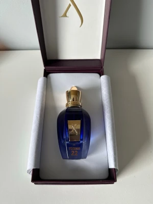 Xerjoff Torino 22  - Säljer min Xerjoff Torino 22 med en jättegod lukt perfekt nu till våren och sommaren. Jättegod lukt och jättefin flaska. En av de godaste parfymerna jag luktat på. Ungefär 35ml kvar av flaskan. Köptes på deloox för 1,500 rea. Vill köpa erba pura därför säljs den. 