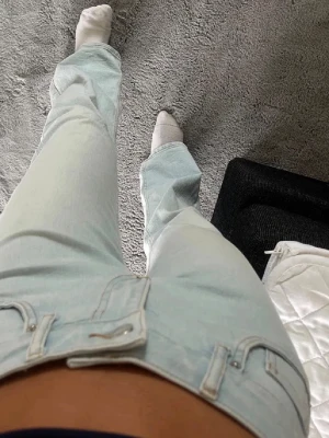 Bootcut jeans  - Jätte snygga ljusblåa jeans som tyvär är för korta på mig. 
