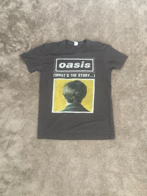 Cool Svart Oasis t-shirt 🩶 - Säljer en fin oasis t-shirt i storlek M. Den är i fint skick. (Gammalt band) 🥰