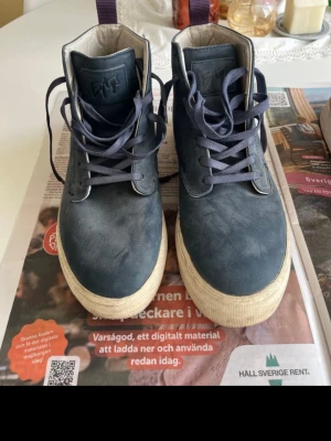 Blå höga Eytys skor - Säljer ett par blå kängor från Eytys! Fint skick