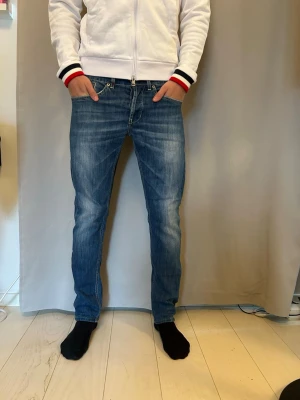 Dondup Jeans Blåa - Snygga trendiga jeans från populära Dondup, skriv vid funderingar! mer specifik storlek kan mätas...