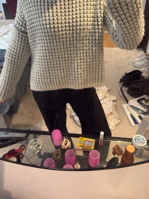 Grovstickad ljusgrå tröja - Säljer en grovstickad ljusgrå tröja med boxig passform och långa ärmar. Tröjan har ett chunky mönster och är perfekt för att hålla sig varm. Materialet är mjukt och tjockt, vilket gör den extra mysig. Passar dig som gillar en avslappnad och trendig stil.