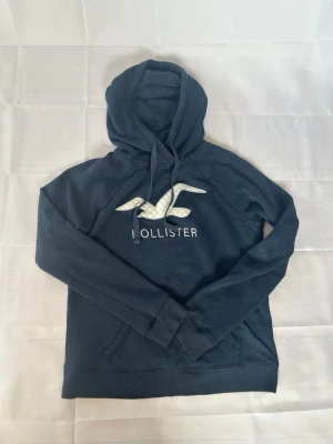 Mörkblå hoodie från Hollister - En riktigt fet hollister tröja! Sitter som S passar jätte bra och har fint skick. | Skick:9/10 | modellen är 174cm lång‼️ Mått armhåla-armhåla 47cm och armhåla-slut 40cm. Pris 499 men kan diskuteras😁☺️🤩