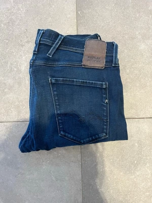 Replay anbass - Tjena, säljer nu dessa riktigt snygga Replay anbass i Stl W33 L34 . Dom är i riktigt bra skick. Nypris 1600✅Vid minsta funderingar så är det bara att höra av sig//Allt gott