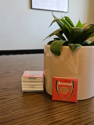 Kylskåpsmagnet Arsenal  - Available in size 50x50mm. All magnets are designed and handmade by me. I use materials that are a mix of new and second hand. I aim to send orders within 24 hours with Postnord, Bring or Early Bird. Follow me on Vinted and Insta. Insta: magnet.man  /Magnet man 🧲