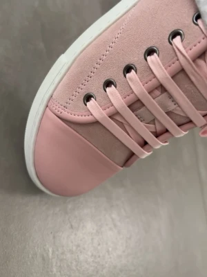 Rosa Lanvin Skor  - Jag säljer mina nästan helt oanvända Lanvins i rosa! Jag säljer dom för att dom inte passar mig längre och inte min stil. Köpte från Care Of Carls, finns köpbevis om man vill se! Dom blir tvättade innan jag skickar dom. Hör av er om ni har några funderingar 💕Stl 36! Alla tillbehöver medföljer