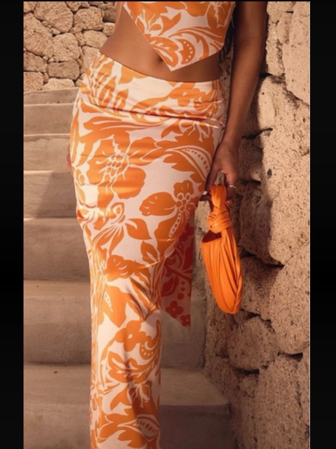 Orangevit halterneckklänning med slits - 2