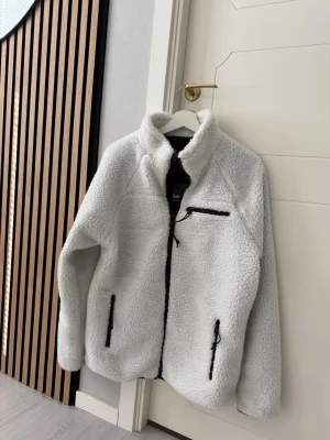 Vit teddyjacka - Säljer en fluffig vit teddyjacka aldrig använd endast provad