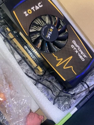 Zotac GeForce GTX 460 grafikkort - Säljer ett Zotac GeForce GTX 460 grafikkort med svart och gul design. Kortet har en stor fläkt i mitten och PCI Express-anslutning. Perfekt för dig som vill uppgradera din dator med ett klassiskt grafikkort från NVIDIA. Fungerar som vanlig