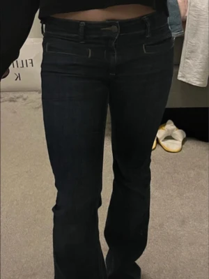 Mörkblå Lågmidjade  bootcut jeans - Snygga mörkblå bootcut jeans från mango med unika framfickor. Innerbenslängden är 74 cm och passar mig perfekt som är 161☺️