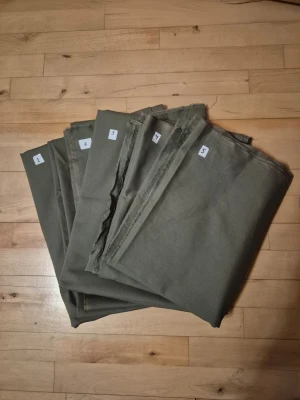 Gröna tygstycken, ca 13 m totalt - Säljer fem gröna tygstycken i bomull🌿💚 Nypris 800 kr. Köp nr 1 för 130 kr eller resten för 110 kr/st. Köp allt för 400 kr. Har använts för att täcka betångväggar på en mässa och kan därför ha lite betångpuder på sig (är lätt att tvätta bort) men är annars helt nyköpta. Perfekt till syprojekt eller annat kul✨️ Nr. 1: ca 146 cm × 321 cm. Nr. 2,3,4,5: ca 146 × 248 cm. 