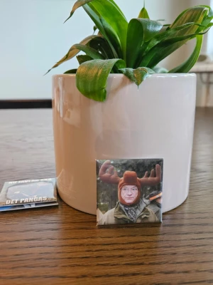 Kylskåpsmagnet Kungen  - Dimensioner är 50x50mm. Alla magneter är designade och handgjorda av mig. Jag använder en blandning av nytt och begagnat material. Mitt mål är att skicka beställningar inom 24 timmar. Följ mig på Insta: magnet.man  /Magnet man