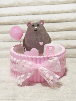 Ljus, du väljer bokstav själv.  - Perfekt som present till någon du tycker om – eller som fin dekoration hemma 🧸  ✨ Tillverkad för hand i naturligt sojavax ✨ Varje ljus är unikt – ingen exakt likadan ✨ Superfin till babyshower, dop eller födelsedag ✨ Kan fås inslagen som present (se bild) 🎁  Doft: odoftad   💌 Kan göra fler vid intresse! 💌 Går att få i andra färger på beställning  👉 Först till kvarn – gör bara ett fåtal åt gången  👉 Skickas snabbt!   ⚠️ OBS: Främst dekorationsljus – om det tänds, använd underlag och lämna aldrig u