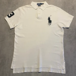 Vit Polo Ralph Lauren pike  - Jag Säljer en fet pike från Polo Ralph Lauren| skicket på tröjan är bra 8/10 | storlek L | ny pris 2000: mitt pris är 349 | skriv vid frågor och funderingar       