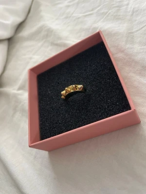 Edblad ring i guld💛 - Säljer min Edblad ring, rostfritt stål och använd nästan varje dag. Super bra skick utan större problem. Små små repor lite varstans men som absolut inte syns på långt håll❣️Storleken är 15.00 (har ganska små händer) 🥰