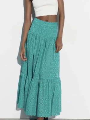 långkjol från Zara - Säljer denna superfina turkos/gröna långkjol. Jätte fin till sommaren! Storlek XS. Hör av er vid frågor💕