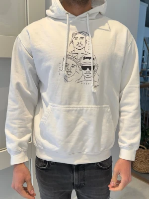 Hoodie - Säljer min costum made hoodie, säljs inte nån annanstans. Använt ett par gånger