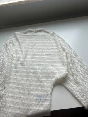 Vit tröja  - Nelly tröja som är oversized upptill och tight i midjan. Aldrig använd. Finns i svart också om man är intresserad.