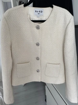 Jacka - Jacka från NAKD med fickor och silver knappar. Finns ett litet hål i sömnen (se bild 3). Nypris 799kr