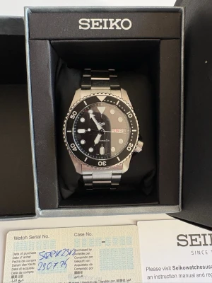 Seiko 5 Sport Klocka - Seiko 5 Sport i mycket fint skick, komplett set med box, garanti, etikett och extra länkar. Sparsamt använd, inga synliga repor eller skador.  • Modell: SRPK29K1 • Automatisk (24 juveler, ca 41h gångreserv) • 316L rostfritt stål • 38 mm  Inköpt 29 Juni 2025. En stilren och pålitlig klocka som passar både till vardag och mer uppklädda tillfällen. Allt fungerar som det ska.