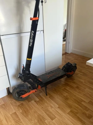 Kugoo Kirin el-scooter svart/orange VÄSTERÅS - Säljer en svart och orange el-scooter av modellen Kugoo Kirin G2 Pro. Scootern har bred fotplatta, stora hjul och tydlig display på styret. Perfekt för dig som vill ta dig fram snabbt och smidigt i stan. Laddas enkelt via eluttag och har robust konstruktion i metall och plast. Finns i Västerås 