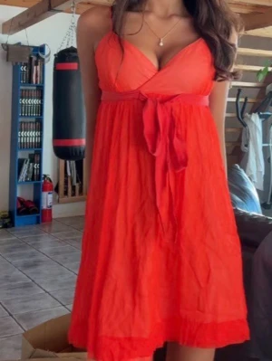 Orange / röd klänning - Snygg orange / röd klänning!! Superfin från märket Turnover ❤️i storlek xs! Passar mig bra som brukar ha xs eller s