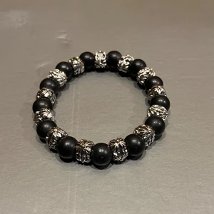 Chrome Hearts armband - Chrome Hearts i mycket bra skick, knappt använt. Passar de flesta. Pris kan diskuteras. Skriv privat vid frågor eller bilder.