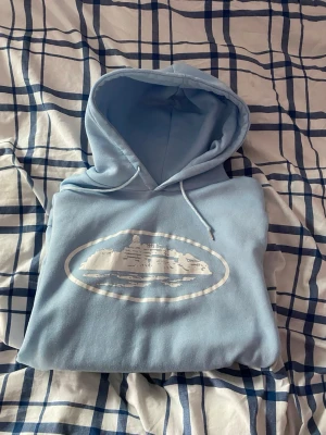 Ljusblå corteiz hoodie - Säljer nu denna ljusblåa corteiz hoodien. Storlek S-Xs, använd några gånger skick 9/10. Perfekt för stilrena streetwear outfits och varmare dagar. Hör av er vid frågor osv💫