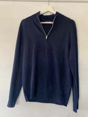 Halvzip - Säljer denna blå halvzip från RYVLS Stockholm. I storlek S i mycket bra skick.