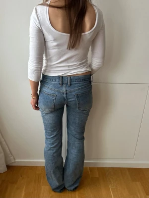 Blå bootcut jeans  - Lågmidjade jeans från brandy Melville, storlek S, midja: 38x2 cm inneben: 82 cm