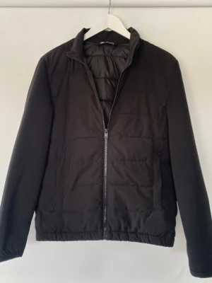 Jacka  - Säljer denna cardigan/dunjacka från Zara. I storlek S i mycket bra skick.