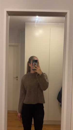 Brun stickad tröja  - Mysig brun stickad tröja. Säljer denna tröjan då jag tycker den är lite liten för min smak. Jättefin från tröja från arket. Nypris 999kr 