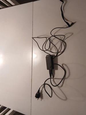 Svart laptopladdare med kabel. 45 w - Säljer en svart laptopladdare med lång kabel och EU-kontakt. Laddaren har en rektangulär form och är tillverkad i plast. Perfekt som extra laddare till datorn eller som ersättning om din gamla gått sönder.
