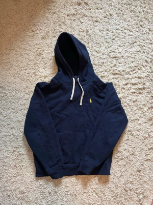 Ralphlauren hoodie  - Tja säljer denna mörkblåa Ralphlauren hoodie i mycket bra skick. Storlek: xs. Tveka inte på att skriva vid frågor!🙌
