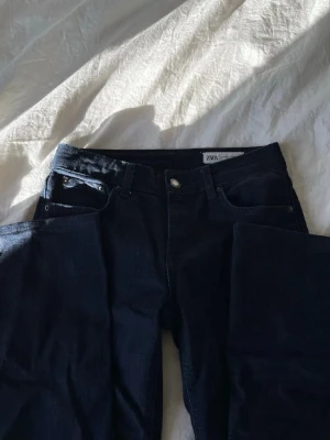 Mörkblå raka jeans från Zara - Snygga mörkblå jeans från Zara med klassisk femficksmodell och raka ben. Jeansen har normal midja och är tillverkade i ett mjukt denimtyg som sitter bekvämt. Aldrig använd 💓