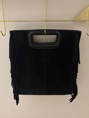 Svart maje väska  - Säljer min snygga maje väska i färgen svart pga att den inte kommer till användning längre. Lite defekter men inget som syns enligt mig.